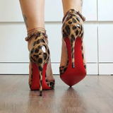 ESTAMPADO DE ANIMAL CON DETALLES ROJOS