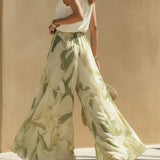 Conjunto de top con volantes y pantalones con estampado de lirios