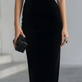 Vestido midi de terciopelo negro dramático
