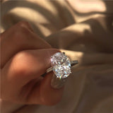 Anillo Ivyial de corte ovalado