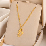 Collares con colgante de inicial en letra cursiva