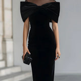 Vestido midi de terciopelo negro dramático