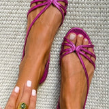 Sandalias metálicas brillantes con tiras