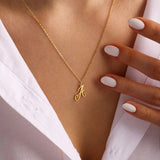 Collares con colgante de inicial en letra cursiva