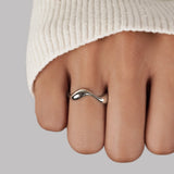 Anillo minimalista de ondas