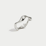 Anillo minimalista de ondas