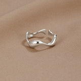 Anillo minimalista de ondas