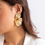 Pendientes Gingko Biloba en forma de media hoja chapados en oro de 18 quilates