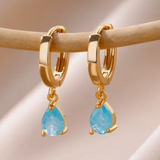 Pequeño anillo chapado en oro de 18 quilates con colgante en forma de lágrima en cuarzo azul