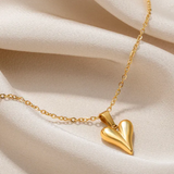 Collar chapado en oro de 18 quilates con un corazón sólido