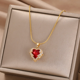 Collar chapado en oro de 18 quilates con corazón rojo y strass
