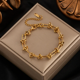 Pulsera dorada de 18 quilates con cadena modernista