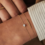 Pulsera fina clásica dorada de 18 quilates con strass central talla brillante
