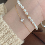 Pulsera chapada en oro de 18 quilates en forma de pequeña flor con circonitas