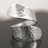 Anillo espiral modernista con relieve plateado