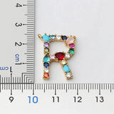 Collar con iniciales y piedras preciosas doradas de 18 quilates