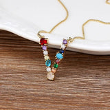 Collar con iniciales y piedras preciosas doradas de 18 quilates