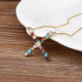 Collar con iniciales y piedras preciosas doradas de 18 quilates