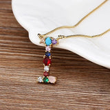 Collar con iniciales y piedras preciosas doradas de 18 quilates