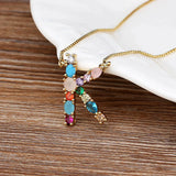 Collar con iniciales y piedras preciosas doradas de 18 quilates