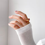 Anillo heredado carmesí