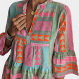 Gina Vestido Boho Corto Bordado con Escote en V y Mangas Acampanadas