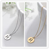 Collar con iniciales grabadas en círculo moderno, dorado de 18 quilates