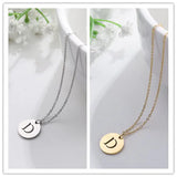 Collar con iniciales grabadas en círculo moderno, dorado de 18 quilates