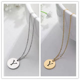 Collar con iniciales grabadas en círculo moderno, dorado de 18 quilates