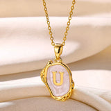 Collar océano con iniciales dorado de 18 quilates en el fondo marino
