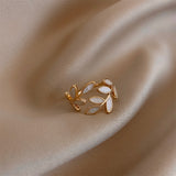 Rocío - Anillo ajustable de hoja con ópalo blanco