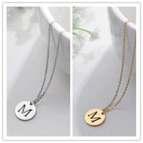Collar con iniciales grabadas en círculo moderno, dorado de 18 quilates