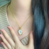 Collar océano con iniciales dorado de 18 quilates en el fondo marino