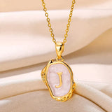 Collar océano con iniciales dorado de 18 quilates en el fondo marino