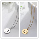 Collar con iniciales grabadas en círculo moderno, dorado de 18 quilates