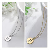Collar con iniciales grabadas en círculo moderno, dorado de 18 quilates