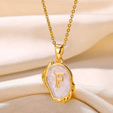 Collar océano con iniciales dorado de 18 quilates en el fondo marino
