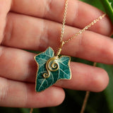 Collar de hoja verde natural