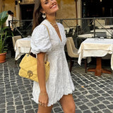 Vestido corto de mujer con mangas abullonadas y detalle texturizado