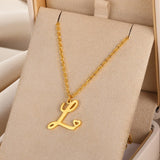 Collares con colgante de inicial en letra cursiva