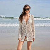 Salida de playa de crochet con borlas y diseño de mariposa
