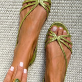 Sandalias metálicas brillantes con tiras