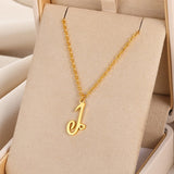Collares con colgante de inicial en letra cursiva