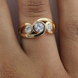 Anillo Espiral Dorado con Zirconia Incrustada Vintage