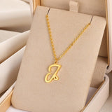 Collares con colgante de inicial en letra cursiva