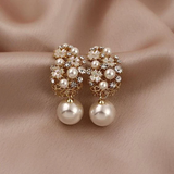 Pendientes elegantes de perlas con forma de flor
