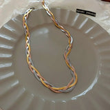 Elegante collar de oro y plata