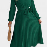 Theresa Vestido con Cuello Alto y Cinturón Plisado