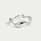 Anillo minimalista de ondas