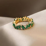Anillo de banda Bohemia con esmeralda